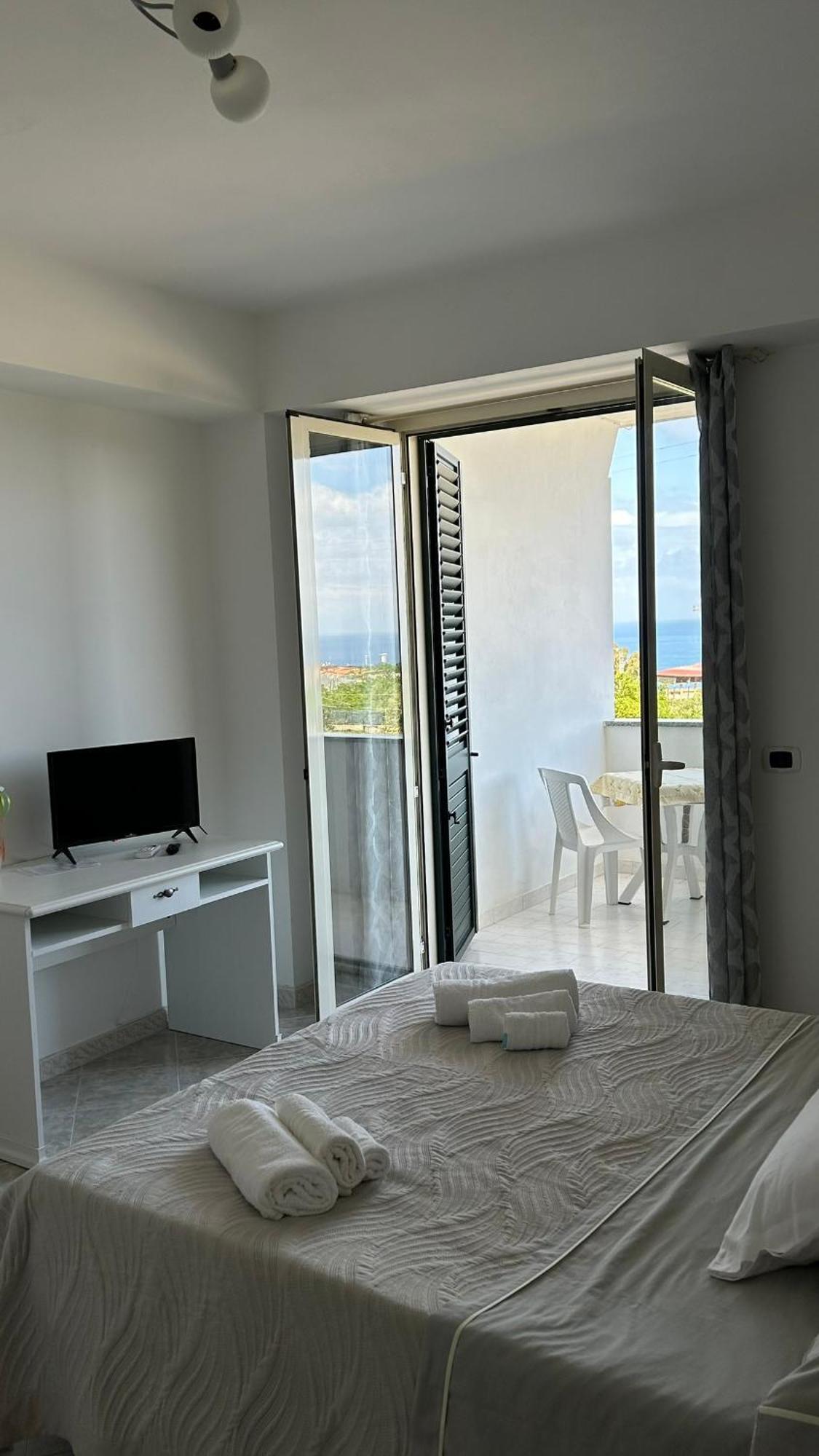 L'Alba Apartment Тропеа Екстериор снимка